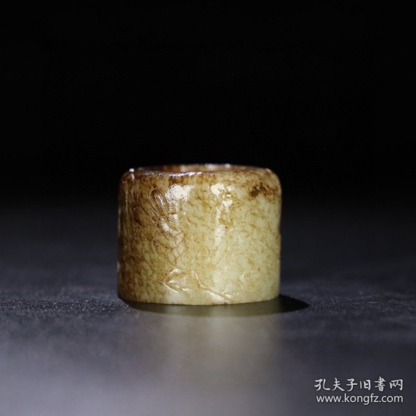旧藏 和田玉扳指，玉质细腻油润，包浆老道，，尺寸长 3.9厘米，宽 3厘米，内径 2.3厘米，重 65克！