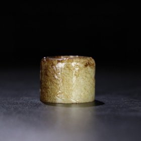 旧藏 和田玉扳指，玉质细腻油润，包浆老道，，尺寸长 3.9厘米，宽 3厘米，内径 2.3厘米，重 65克！