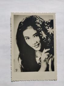 郑佩佩，黑白照片一张，中国香港影视女演员，中国港片打女。参演周星驰电影《唐伯虎点秋香》饰演“华夫人”。