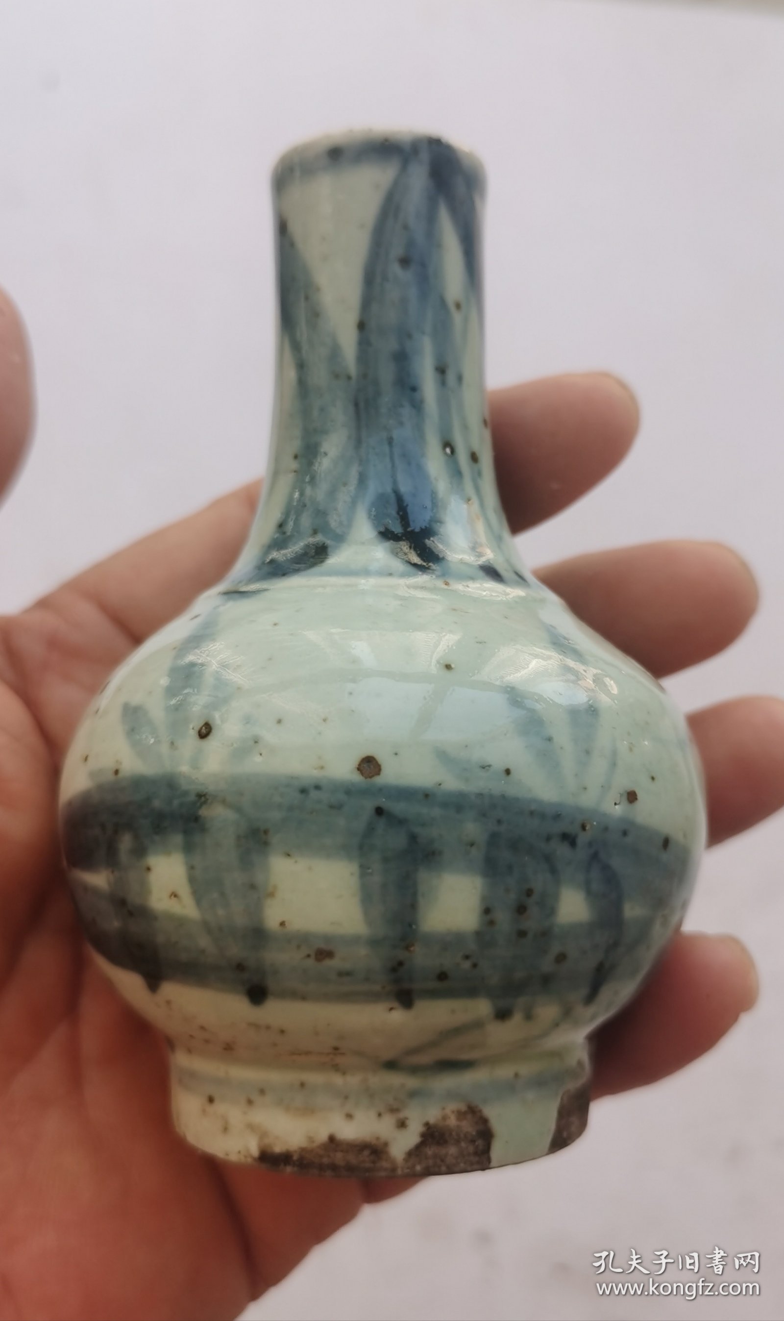 明代·兰青花小天球瓶，明兰青花画功古朴典雅，包浆厚重，精美漂亮！尺寸：直径7cm ，高 11Cm。