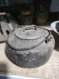 烙锡壶茶壶 包浆厚重 出水顺畅 收藏摆件 具体尺寸看图，老物件有使用痕迹很正常。 适合收藏或者当茶壶用 喜欢的朋友可以私聊看更多细节图。 包邮发货，偏远地区运费另算。二手物品