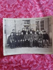 60年代邮电局老照片，北京琉璃河邮电局合影老照片，保真包老，老房子背景及当时的人穿着打扮面部表情时代特征明显，怀旧收藏时代记忆，实物如图藏品转让不退换请理解非偏远包邮。长16公分宽12公分。
