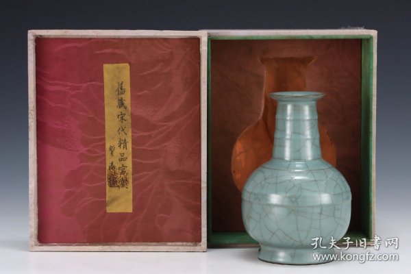 C293---旧藏宋官窑弦纹瓶