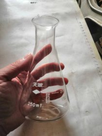 七八十年代天津玻璃厂出品“天玻”牌250ml实验室烧杯，品相如图，完好，新的没有使用过，质量非常好，十分怀旧