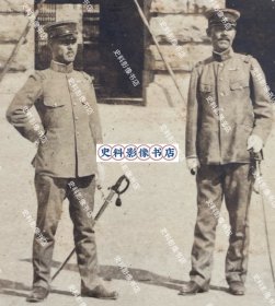 【济南史料】1910年代 日据胶济铁路期间 胶济铁路济南火车站前的日军步兵第41联队和步兵第54联队将领 原版老照片一张（胶济铁路济南站为胶济铁路的起点站，始建于1899年6月，建成于1904年7月13日。一战后日本占领胶济铁路，并通过1915年的“二十一条约”继承了德国在山东的包括胶济铁路在内的一切特权，1922年胶济铁路由中国赎回。）