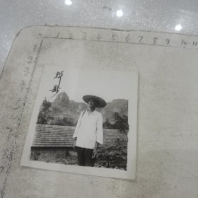 男子戴草帽照/河南新乡辉县