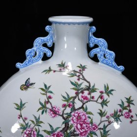 清乾隆粉彩花蝶纹扁瓶，高32厘米，直径26厘米.