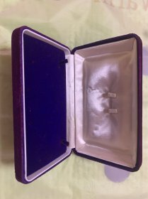 【海外回流  vintage中古】回流中古首饰盒  小年份  很实用  细节可见   仔细看好图片，尺寸如图，有瑕疵，介意勿拍，谨慎下单！出售不退！偏远地区邮费联系客服另算！