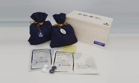 【 全新 】黑木蓝标华印蛤碁石 32 号：日本贝壳围棋子，特惠  ！

全新、未使用，日本进口的全套原包装 ！