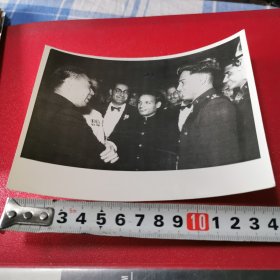 周恩来总理会见外国朋友黑白光纸照片，5寸，新华社稿