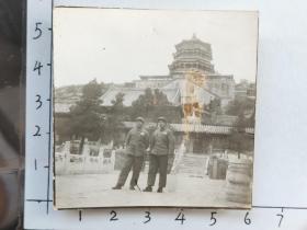 少见50年代美女和帅哥中国人民解放军着50式军装公园合影照片(军人张克珍相/册)