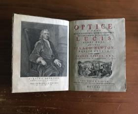 1740年，艾萨克 牛顿 《光学》， 关于光的反射、折射、弯曲和颜色。一卷全，拉丁语，极珍贵稀有的科学名著之古典原版，牛顿最重要的两部巨著之一，牛顿粒子或光发射理论的经典表述和首次完整介绍，书首页牛顿大幅铜版雕像，红黑套印和铜版画书题页，书内另含12幅极精彩的折叠铜版画，铜版画背景首大字母及页首横幅花纹装饰，摩洛哥犊皮原版外封，烫金竹节书脊，18.5X24.2CM。