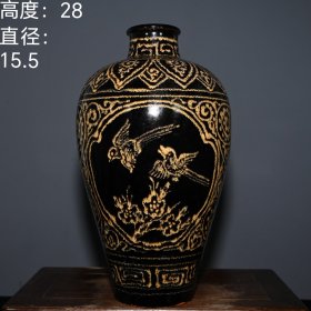 宋代吉州窑黑釉剪纸工艺缠枝花鸟纹梅瓶。 高度：28厘米直径：15.5厘米