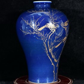 大清乾隆年制霁蓝釉描本色真金花鸟秋林鸣禽图酒瓶梅瓶
高28.2径18厘米2