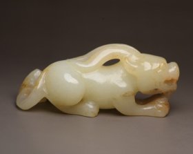 精品传承，高古收藏，和田玉兽 @ 规格: 7.1×3.0×2.8厘米，重 68克。 玉质温润细腻，沁色自然，刀功老道，皮壳包浆一流，雕刻生动，线条流畅，品相完美！