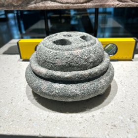 书房香炉，琴炉。茶园石老料新工的熏炉，纯手工打造，形状厚重，品质较好，外围表层纯手工锤毛工艺比较费时成本较高，品相尺寸如图所示，全新老物件未使用，仅一个单品，出让后不支持退换。