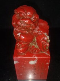 鸡血石8×18印章，油性足，血色鲜艳，红红火火，基本属稀缺品种，雕工精细，线条均匀，精致美观，重1895g，