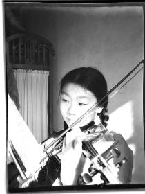 【老底片Z03927】《大辫子美女练小提琴单人照》120黑白负片底片一张，6×4.5厘米