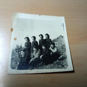 老照片–八名女青年在山坡上合影