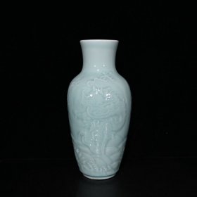 大清康熙豆青釉雕刻龙纹观音瓶（32.5×16cm）
