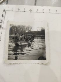 七女兵与一男兵公园划船照