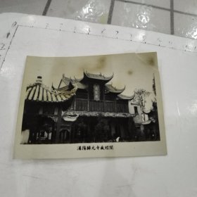 汉阳归元寺藏经阁照片/归元寺的藏经阁是一座两层五开问的楼阁式建筑，高约2 5米，是武汉市唯一一座砖木结构的古建筑物。它复建于1920年，内殿堂高阔，正中供奉白玉释迦牟尼佛坐像，由缅甸佛教三宝弟子于1935年8月赠予归元禅寺。