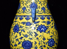 清乾隆黄釉青花缠枝花卉纹双耳尊，高33×25厘米