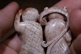 回流 舊藏和田玉“和合二仙” 藏品规格;长5.7公分 宽1公分 高5.9公分 重51克 .藏品介绍:火烧玉质,莹润起光,包浆浑厚,镂空透雕,和合二仙,双面刻工,手持宝盒,眉开眼笑,米字纹理,收藏俱佳。