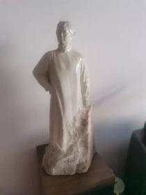 上个世纪60年代，毛主席扶石石膏像。高55公分，9品。