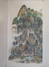 保真书画，长安画派代表画家，季秀伟六尺整纸山水画精品《观音堂之夏》一幅181×97cm，纸本托片，展览作品，带有作者合影。季秀伟，中国美术家协会会员，陕西省国画院专业画家，现任陕西国画院山水画院院长，长安画派研究院副院长，陕西山水画研究会副主席等职。一九八六年作品《林间》作品被中国美术馆收藏；2012年作品获得伦敦奥林匹克美术大会金质奖章。