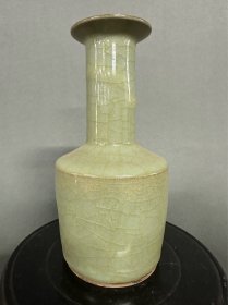 官窑瓶  
高17.5厘米直径9厘米