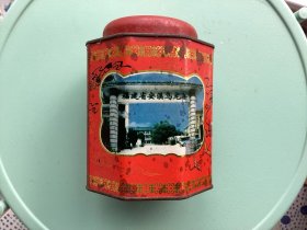 罕见。早期福建安溪乌龙茶厂六角茶叶盒罐，有早期安溪茶山风景照片和国营安溪茶厂大门头照片，完整漂亮，福建安溪湖美岩茶厂。。PS：老物件品如图自鉴。要求完美者慎拍。不是新产品