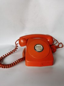 橘红色老电话机，颜色喜庆漂亮，质感好，民俗怀旧道具摆设，长宽高21*14*11厘米，有裂（最后2图）基本不影响美观。