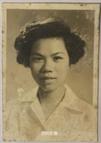 【老照片】1949年前后满头乌发学生妹子照一张（有背题）