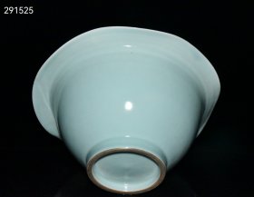 珍藏宋代龙泉釉花边大碗