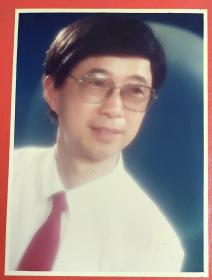 1992年戴眼镜的男子照片
