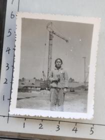 60年代粗辫子美女忻月宝手抄红宝书佩戴毛主席像章在塔吊前照片(忻月宝相*册，忻月宝，1946年出生，上海市东南中学毕业，后来可能是知青支边，成为云南省建工局机修厂铣工)