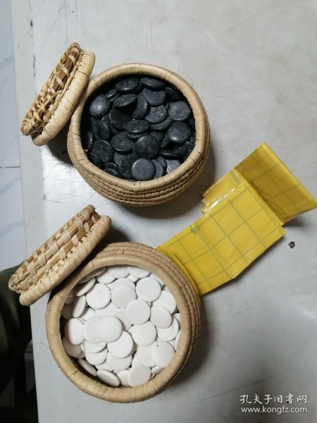【减价】【收藏杂项】 蒲草草编盒子 “战圣牌”围棋一副 （白子181粒、黑子175粒） 不懂材质喜欢的站内咨询 草编盒子一只灰尘旧另一只较洁净