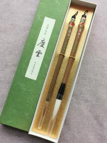 日本著名的熊野笔“庆云”二支套装，全新未用。羊毫出峰5.1，直径1.2。狼毫出锋3.7，直径0.8。一切都好，收藏自用皆佳。（最后两张图是同款笔，没有纸盒，150元，自用合适）