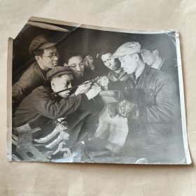 报社流出已出版魏渤海摄60年代黑白照片工人和工程技术人员一起在检查钢材质量
