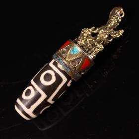 珍藏西藏收绿度母祖九眼至纯天珠挂坠
高10厘米 宽2厘米 重58克