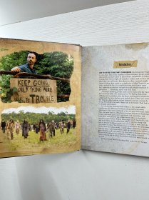 《行尸走肉》（The Walking Dead）的官方食谱与生存指南，由劳伦·威尔逊（Lauren Wilson）撰写，尹熙·金（Yunhee Kim）摄影。《行尸走肉》是AMC出品的著名丧尸题材电视剧，这部食谱与生存指南结合了剧中的生存元素，收录了相关的食谱，同时也包含生存技巧等内容，是该系列的衍生周边产品，具有一定的收藏和实用价值，尤其受到《行尸走肉》粉丝的喜爱。