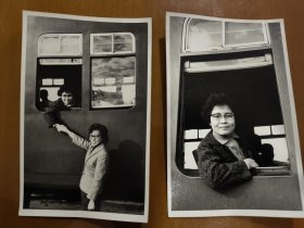 六十年代香港九广铁路火车乘客老照片两张