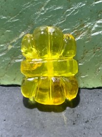 精美天然乌克兰原矿蜜蜡雕刻通货领结背云（板珠，吊坠)一个，