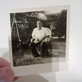 老照片–坐在椅子上的老人