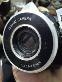 sony摄像机，2013年前后买的，还能正常使用，中国制造版本，就裸机和外套了，其他配件什么都消失了，能正常使用和打开，功能都是正常。特价300包邮
