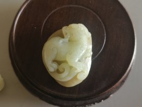 清代传世和田玉兽挂件