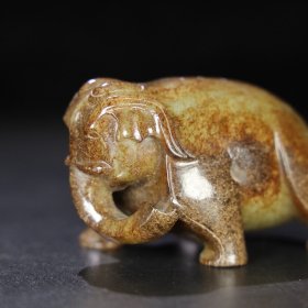 旧藏 和田玉象，玉质细腻油润，包浆老道，尺寸 长 9.6厘米，宽 5.5厘米，高 5.8厘米，重 435.5克