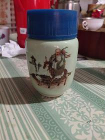 80年代江苏宜兴陶都牌彩绘寿星骑鹿旅行杯一个，底沿小磕皮一处如图。余完整。