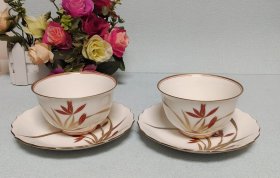 一对金标香兰社茶碗。金彩兰花，全品。茶碗口径9.5厘米，高5.5厘米，碟直径13.5厘米，高2厘米。一对一起出。